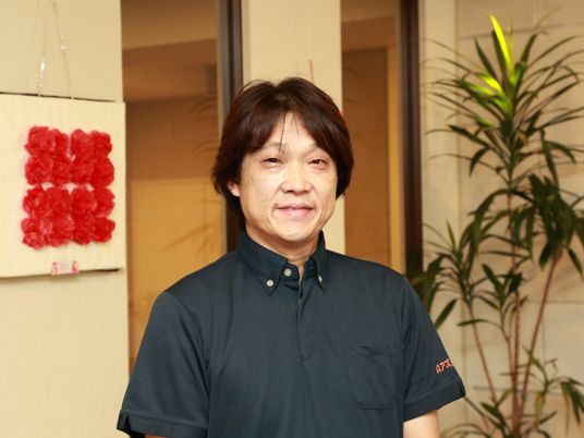 笑顔のスタッフ立つ廊下