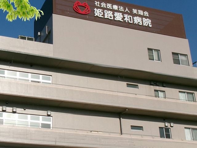 病院の外観 外観   建物上部に病院名の看板が掲げられた、落ち着いた色合いの外観です。就業先の雰囲気をイメージしやすい外観になっています。