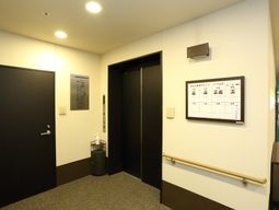 廊下に面したエレベーター前