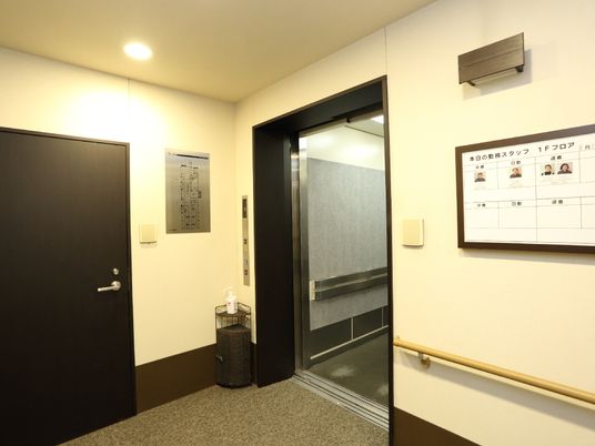 廊下とエレベーターの風景