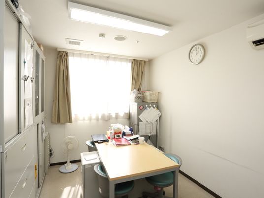 明るい居室の一角