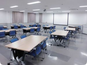 机が並ぶ多目的室  
