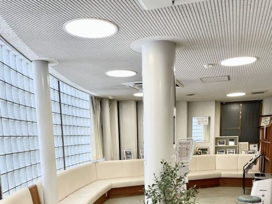 明るいラウンジ  