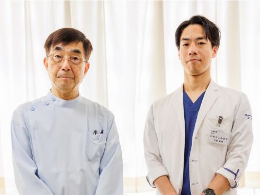 男性スタッフ2人の立ち姿、ロビー  