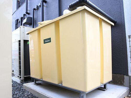 外壁沿いの収納容器  