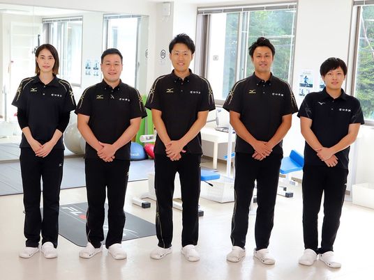 スタッフが並ぶ機能訓練室  