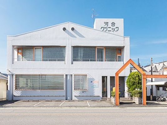 白い建物の外観  