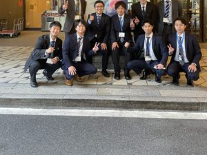スーツ姿の男性が並ぶエントランス  