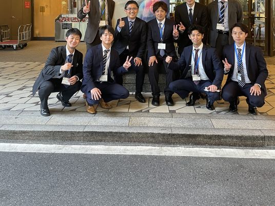 スーツ姿の男性が並ぶエントランス  