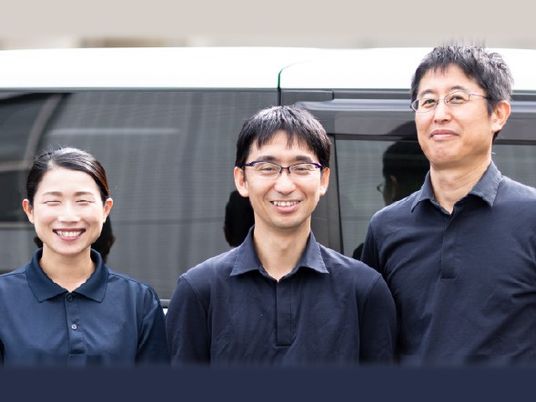 笑顔のスタッフ3人と車両  