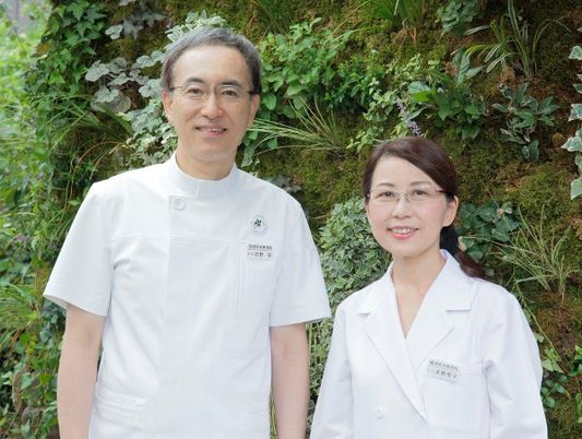 白衣の職員2人が並ぶ様子  