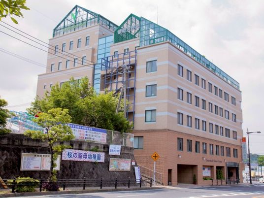 明るい外観の施設建物  