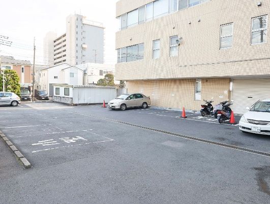 建物前の駐車場外観