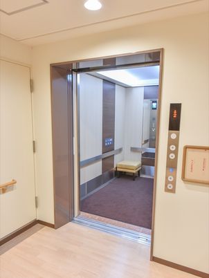 開いたエレベーターの扉