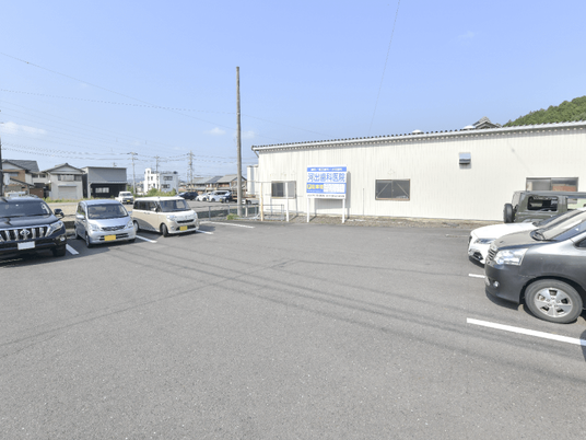 駐車場と建物外観  