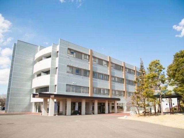 清潔感あふれる建物の外観 休憩スペース 広々とした敷地に立つモダンな建物は、デザインが洗練された落ち着いた雰囲気を醸し出しています。働く環境としても、来られる方にとっても快適な空間です。