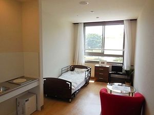 明るい個室の居室