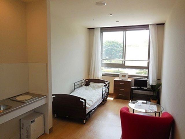 明るい個室の居室 居室 広々とした居室には、日当たりのよい大窓や必要な備え付け家具が整っており、快適な生活が送れる環境です。