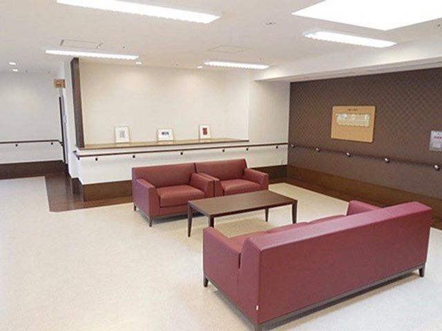 落ち着いた雰囲気のラウンジ 休憩スペース 広々としたラウンジは、ゆったりとしたソファが配され、心温まるくつろぎの場を提供しています。
