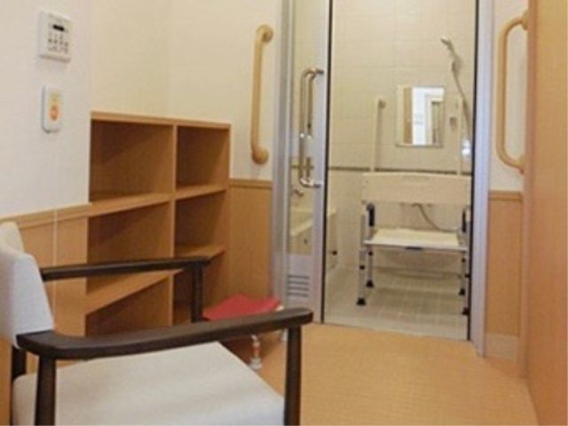 バリアフリーの浴室入口 脱衣室 手すり付きで安全を配慮した浴室です。利用者様の快適な生活支援に努める環境が整っております。