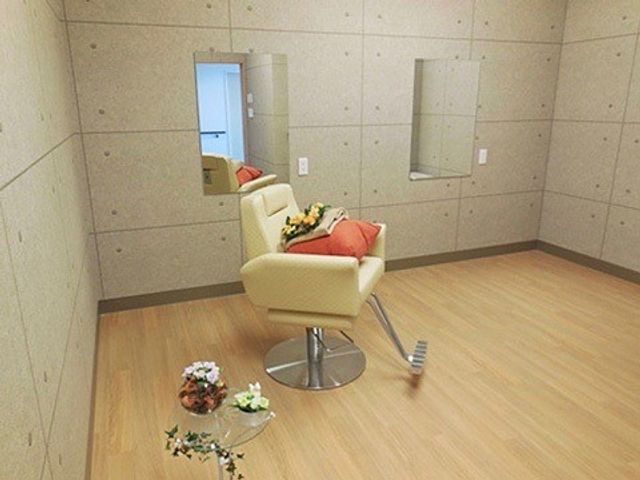 美容室の椅子と鏡 散髪台 自宅のような落ち着いた雰囲気の理美容室です。個人のゆったりとした時間を過ごしながら、理美容のサービスを受けていただけます。