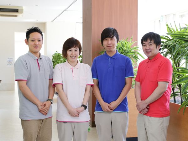 スタッフの笑顔が明るいロビー