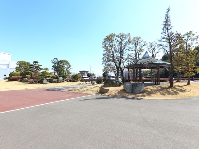 緑豊かな施設の中庭 庭 ゆとりある庭園が見える、施設外の一角です。木々と石の配置が和みの時間を提供しており、心地よい環境での仕事を期待できます。