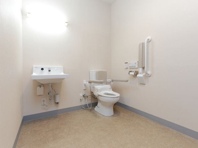 バリアフリートイレ トイレ 安全手すり完備の清潔なトイレです。動作支援装置も配備され、安心してお使いいただける設計になっております。