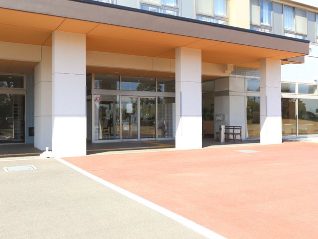 広々とした明るいエントランス 玄関付近 落ち着いた雰囲気の入り口には自然光が差し込み、訪れる人を温かく迎え入れます。明るく開放感のあるデザインですので、快適な勤務環境をご提供できます。