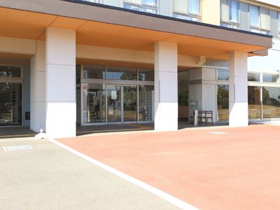 広々とした明るいエントランス