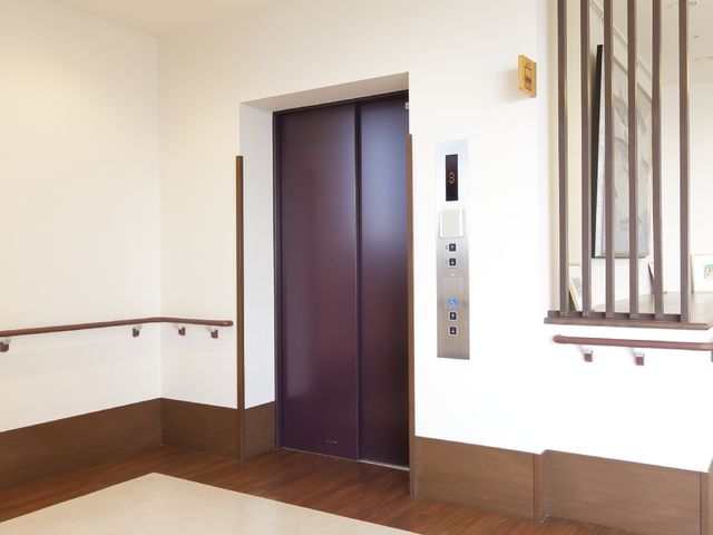 清潔な施設のエレベーター エレベーター 手すりが整ったエレベーター周りは安全に配慮され、ご高齢の方々にも安心してご利用いただけます。明るく広々とした通路は日々の移動も快適です。