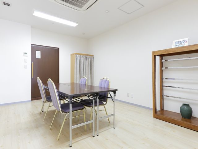 多目的スペースの居室 部屋 広々とした多目的室で、ゆったりとした空間を提供しており、快適な時間を過ごせます。