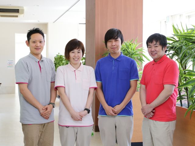 スタッフが整列しているロビー スタッフ 笑顔で並ぶスタッフたちは、働く環境の温かさを象徴しています。チームワークの良さが感じられる一枚です。