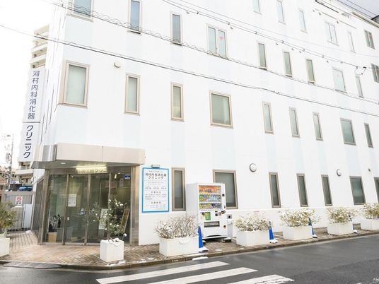 白い建物の外観  