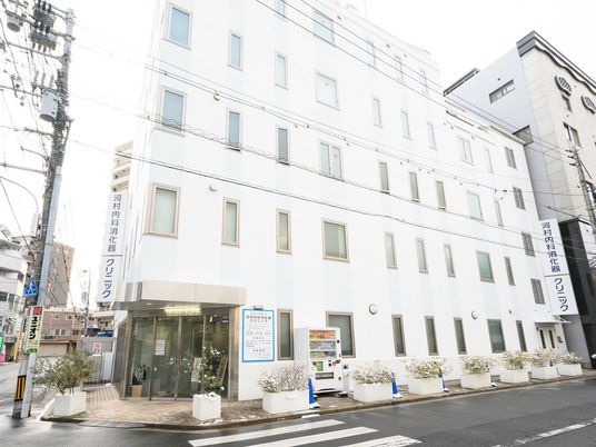 白い建物の外観  