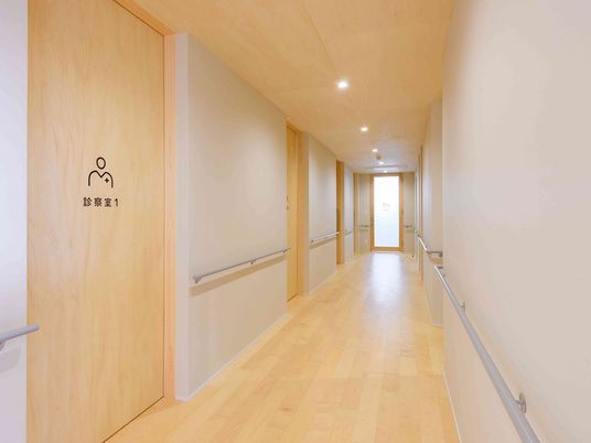 明るい廊下の診察室前  