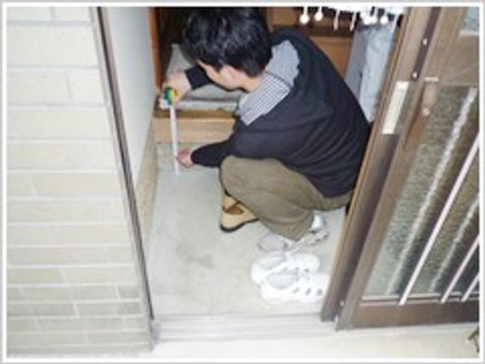 男性が掃除する玄関  