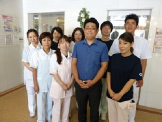 笑顔の介護スタッフ集合