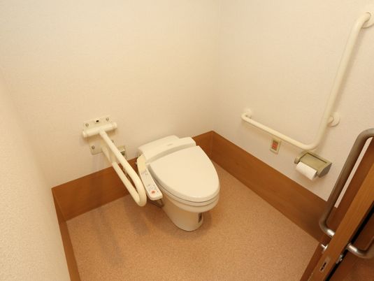 バリアフリー設計のトイレ