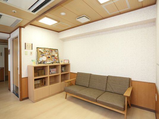 待合室の椅子と掲示板