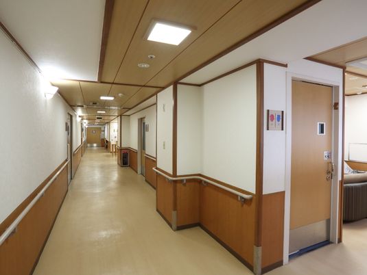 手すり付きの明るい廊下