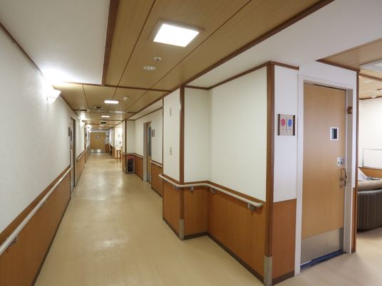 手すり付きの明るい廊下