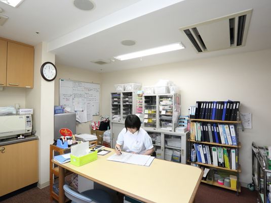 スタッフが作業する事務室