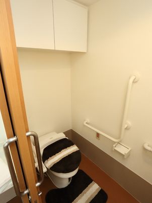 手すり付きの清潔なトイレ