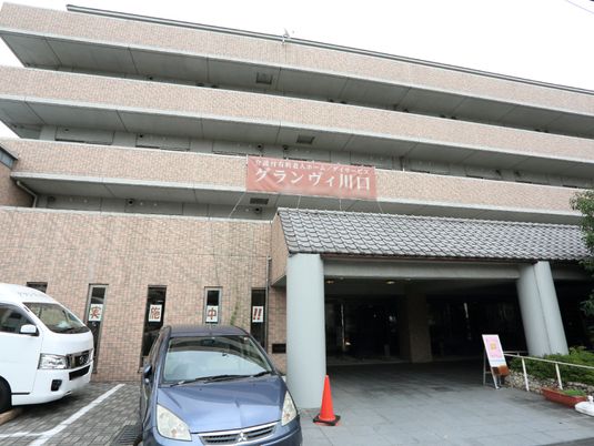 建物の正面エントランス