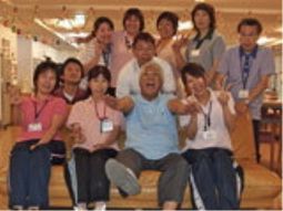 笑顔あふれるスタッフと利用者