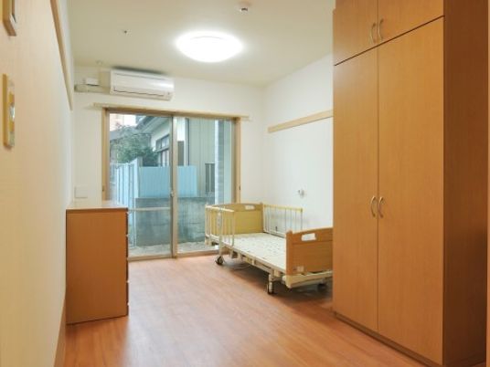 明るい個室居室の空間