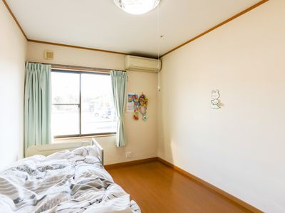 明るい居室の様子