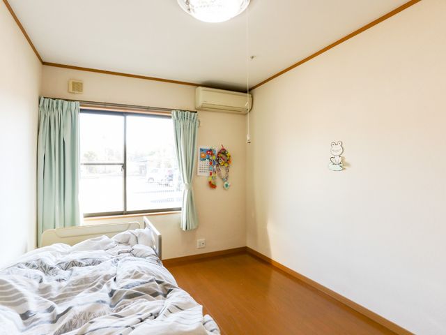 明るい居室の様子 居室 窓から差し込む光が床を照らし、装飾が彩る心地良い空間です。