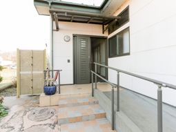 清潔な施設のエントランス